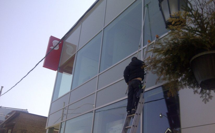 Here’s Why You ‘Must’ Hire A Commercial Window Washing Service, Experts